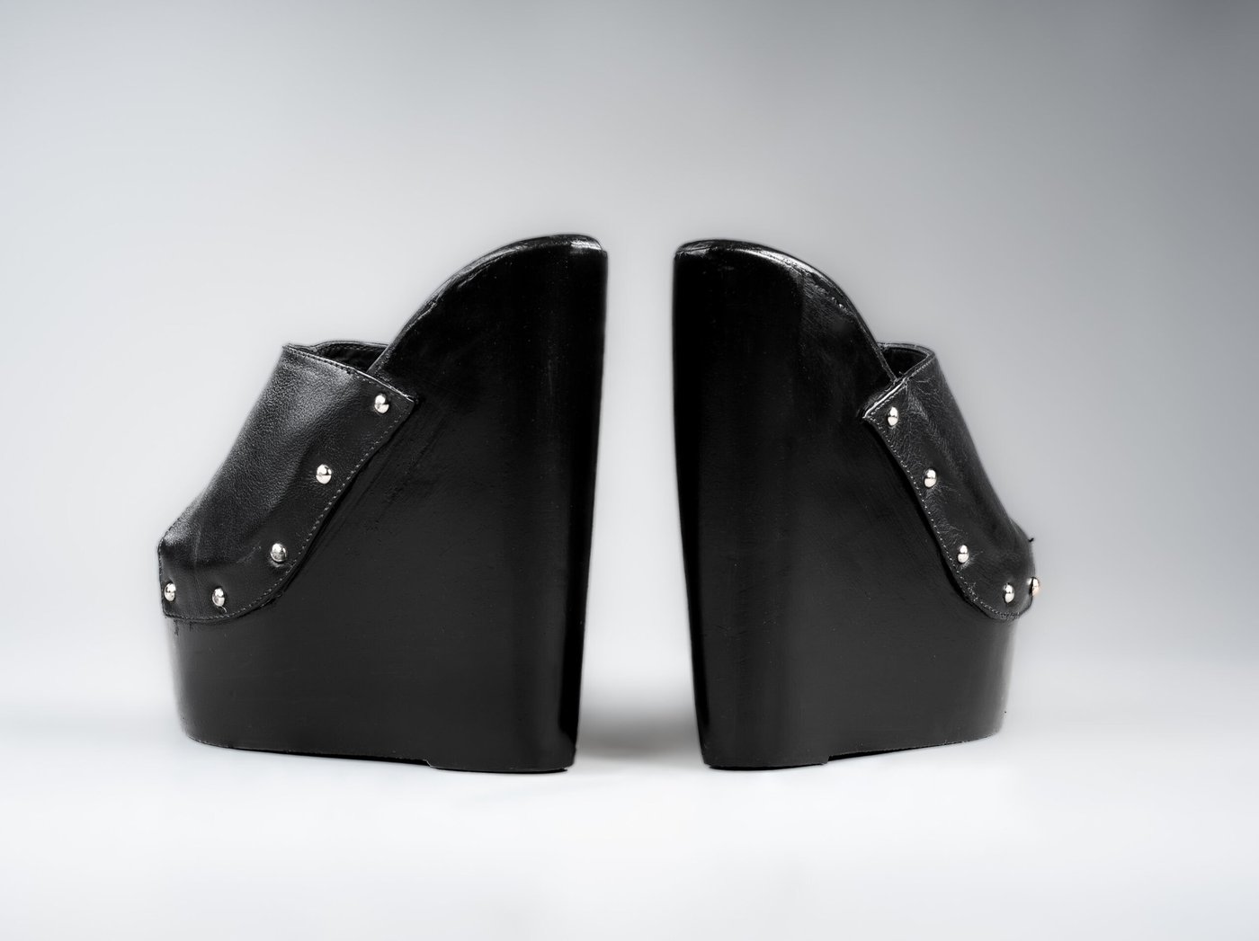 The Amber, from behind, open at the heel