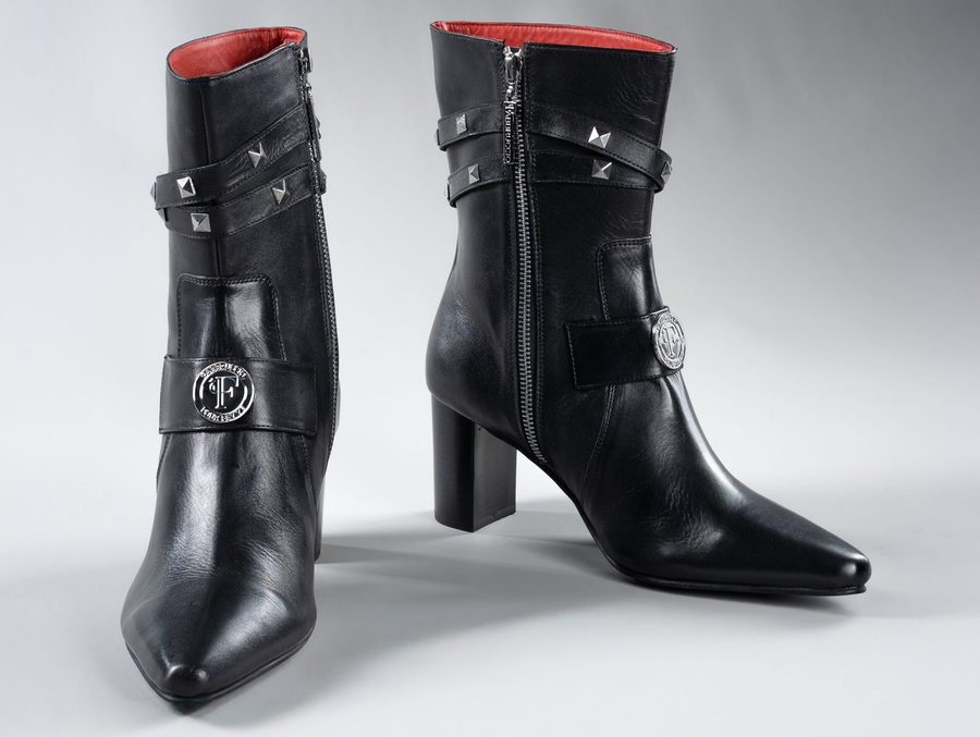 Paris in black full-grain leather, three-quarter view