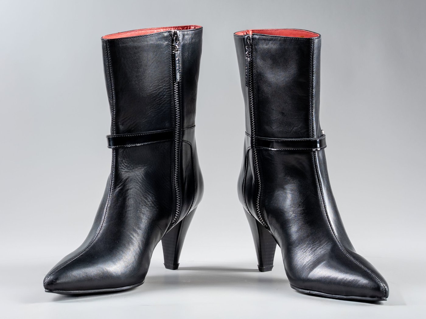 The Cleopatra, front view, pointed toe and cherry-red lining at the collar