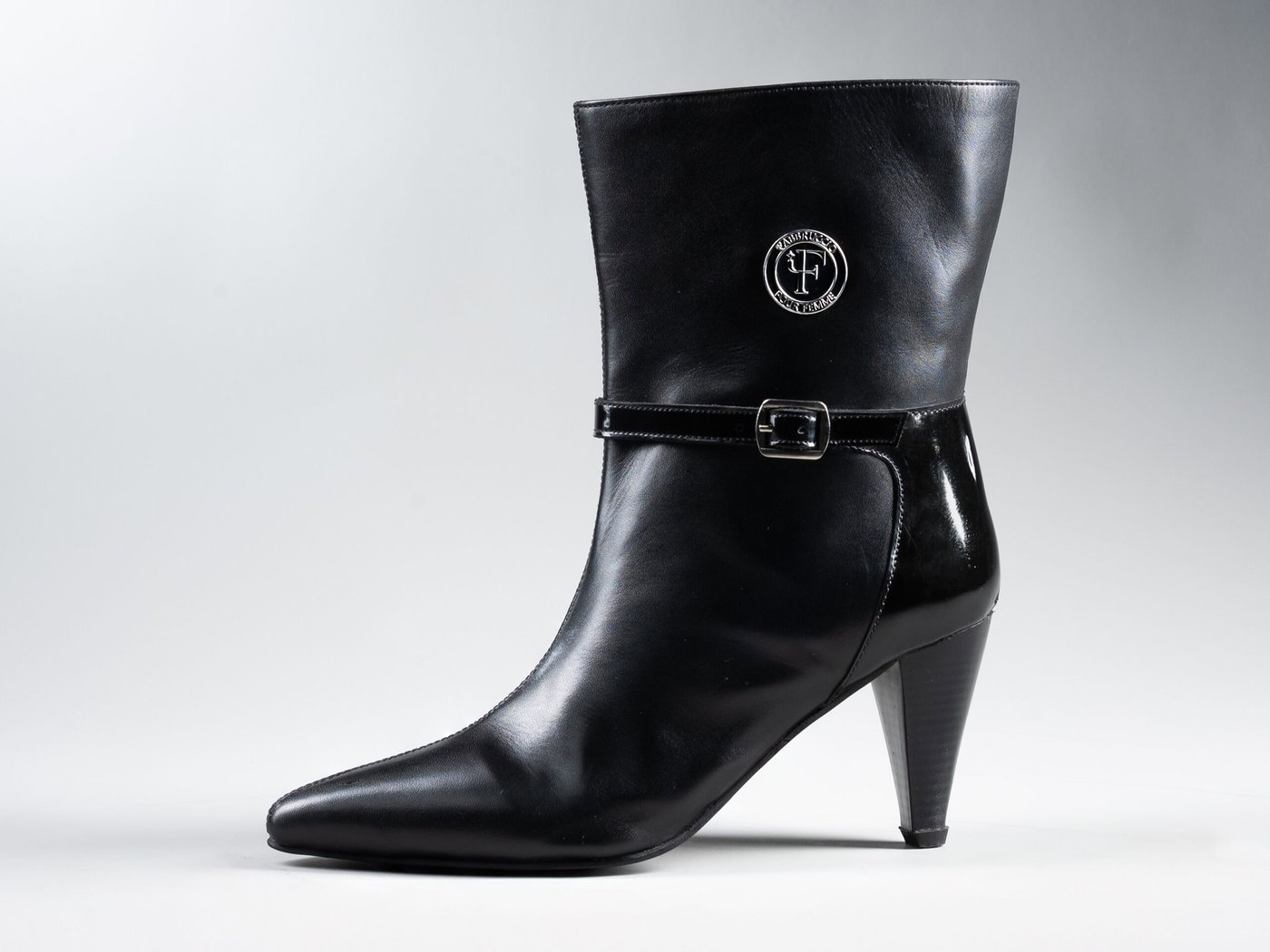 The Cleopatra, side profile in black full-grain leather