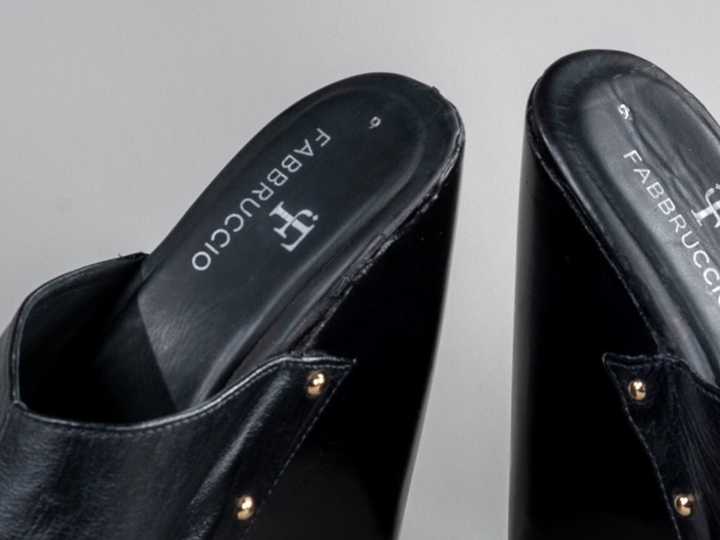 The black leather footbed of the Amber, stamped with the Fabbruccio mark