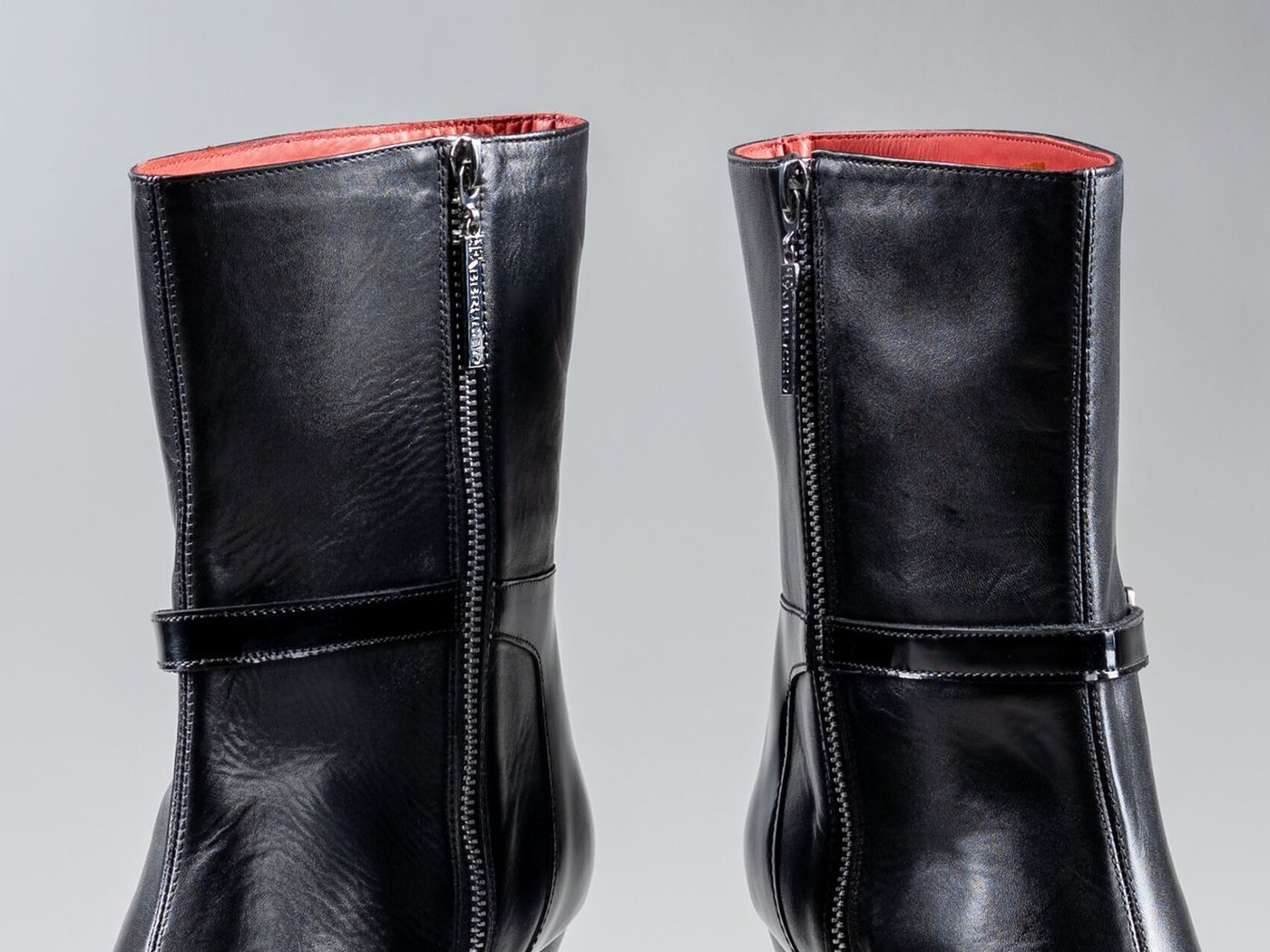The cherry-red soft-leather lining at the collar of the Cleopatra in black