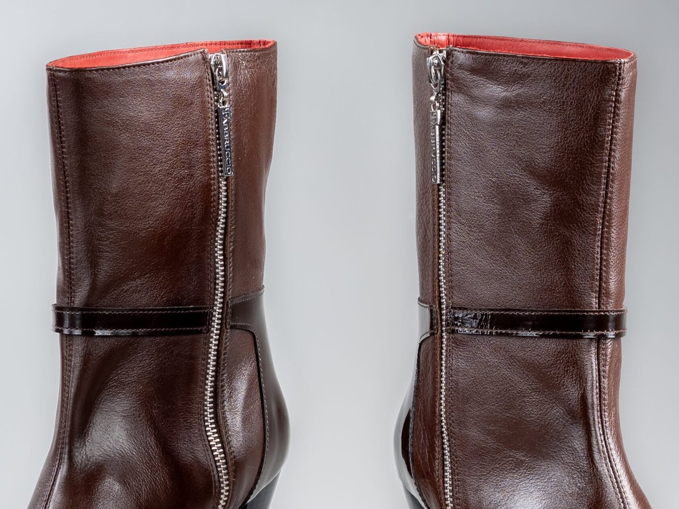 The cherry-red soft-leather lining at the collar of the Cleopatra in brown
