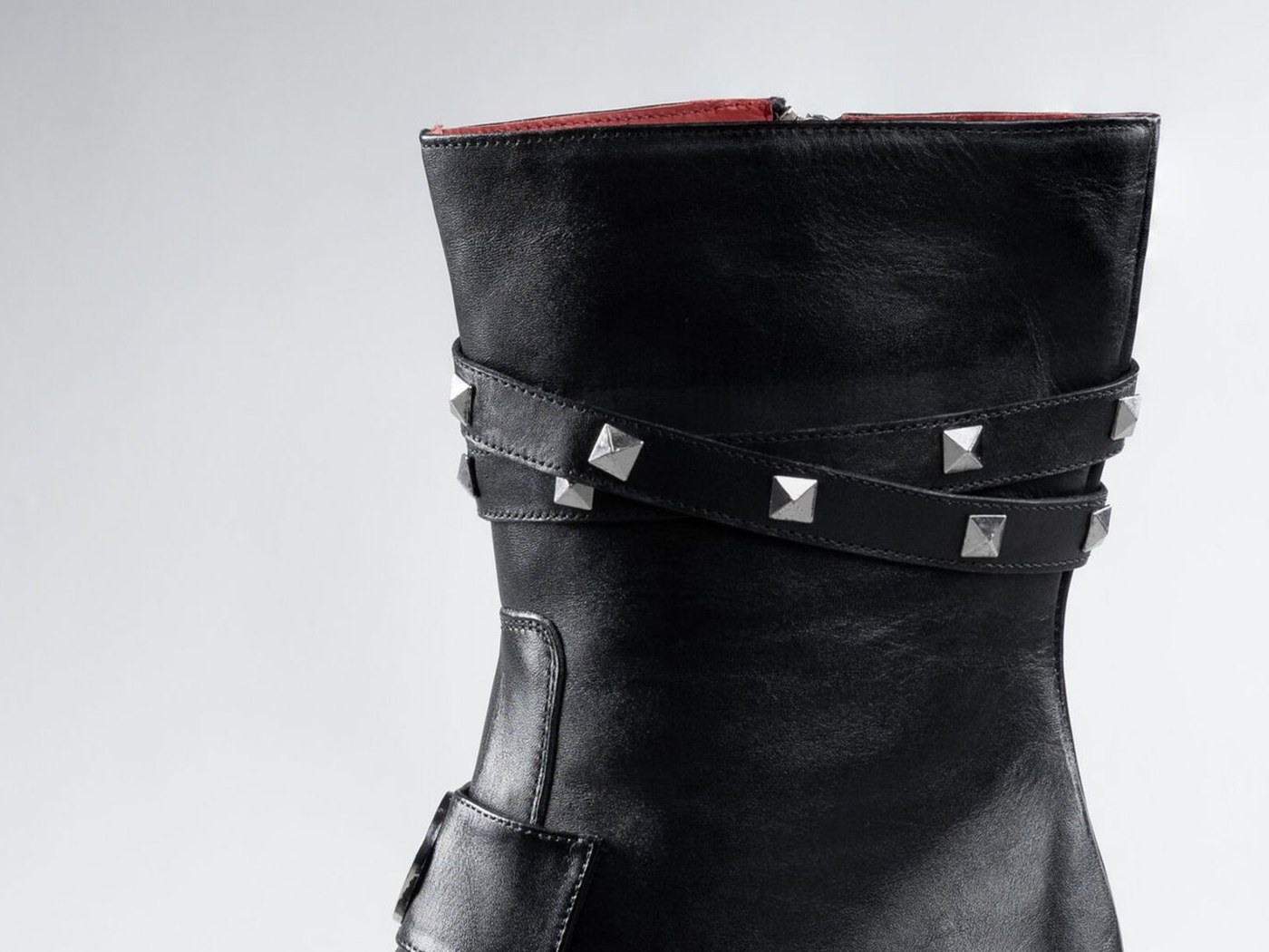 The cherry-red soft-leather lining at the collar of the Paris in black