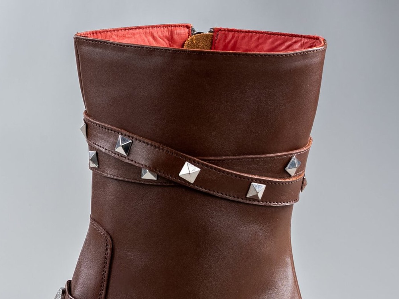 The cherry-red soft-leather lining at the collar of the Paris in brown
