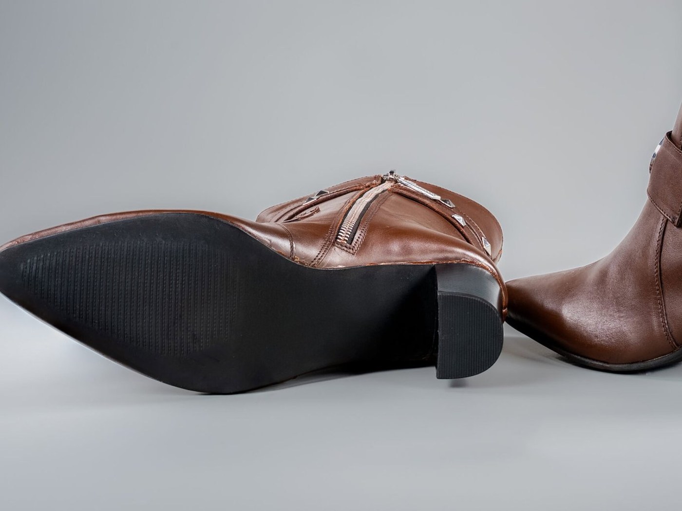 The rubber outsole and block heel of the Paris in brown
