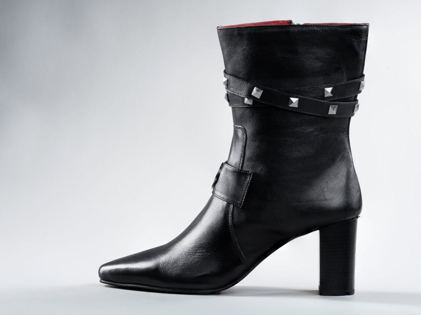 The Paris, side profile in black full-grain leather
