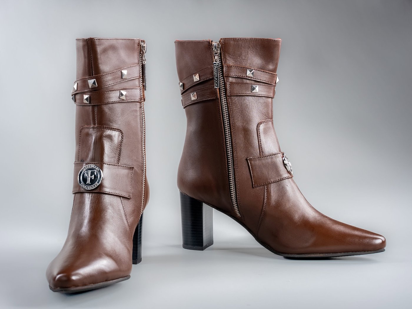 The Paris in brown full-grain leather, three-quarter view with the Fabbruccio medallion